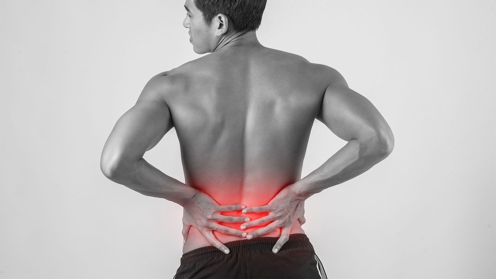 Скованная поясница. Боль в спине. Фото со спины. Мужское тело спина. Мышцы человека боль в спине.